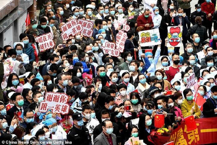 Y bác sĩ Trung Quốc chống Covid-19 bật khóc đoàn tụ gia đình - 3