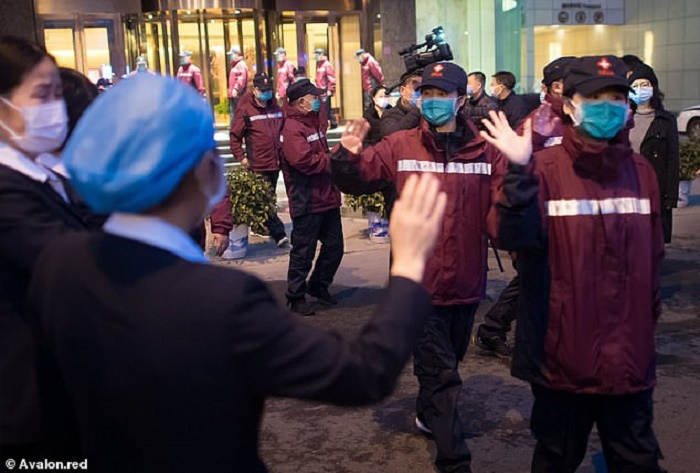 Y bác sĩ Trung Quốc chống Covid-19 bật khóc đoàn tụ gia đình - 5