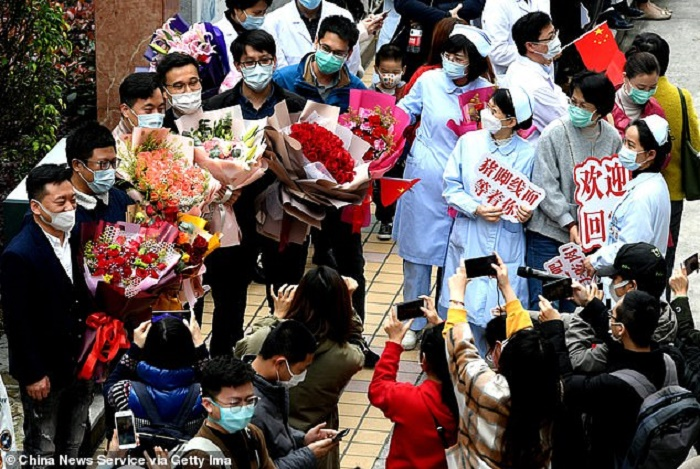 Y bác sĩ Trung Quốc chống Covid-19 bật khóc đoàn tụ gia đình - 2