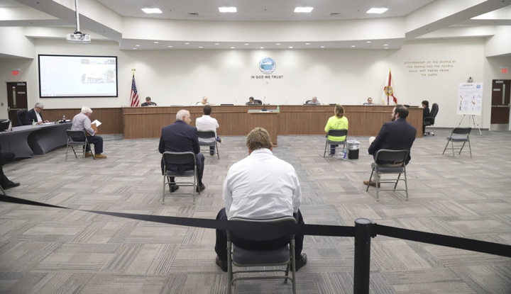 Chống Covid-19: Đi vệ sinh cũng phải 'giãn cách xã hội' - 6