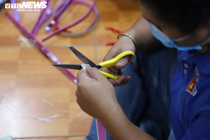 Ảnh: Cán bộ phường thức đêm làm hàng nghìn mũ bảo hộ phòng Covid-19 - 11