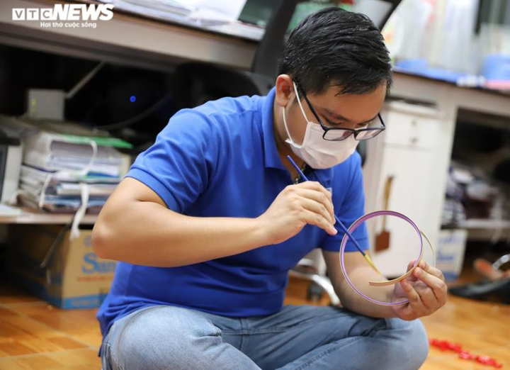 Ảnh: Cán bộ phường thức đêm làm hàng nghìn mũ bảo hộ phòng Covid-19 - 5