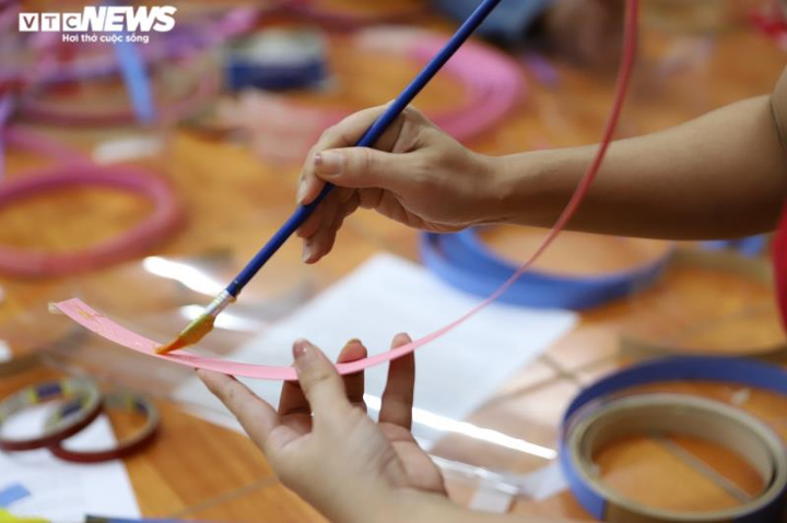 Ảnh: Cán bộ phường thức đêm làm hàng nghìn mũ bảo hộ phòng Covid-19 - 7