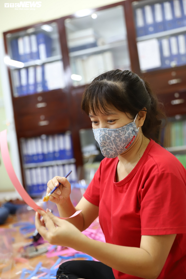 Ảnh: Cán bộ phường thức đêm làm hàng nghìn mũ bảo hộ phòng Covid-19 - 6