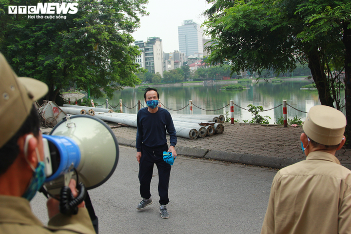 Cán bộ phường bắc loa kêu gọi dân Thủ đô không tập thể dục, hạn chế ra khỏi nhà - 5