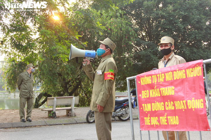 Cán bộ phường bắc loa kêu gọi dân Thủ đô không tập thể dục, hạn chế ra khỏi nhà - 1