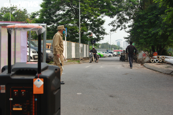 Cán bộ phường bắc loa kêu gọi dân Thủ đô không tập thể dục, hạn chế ra khỏi nhà - 2
