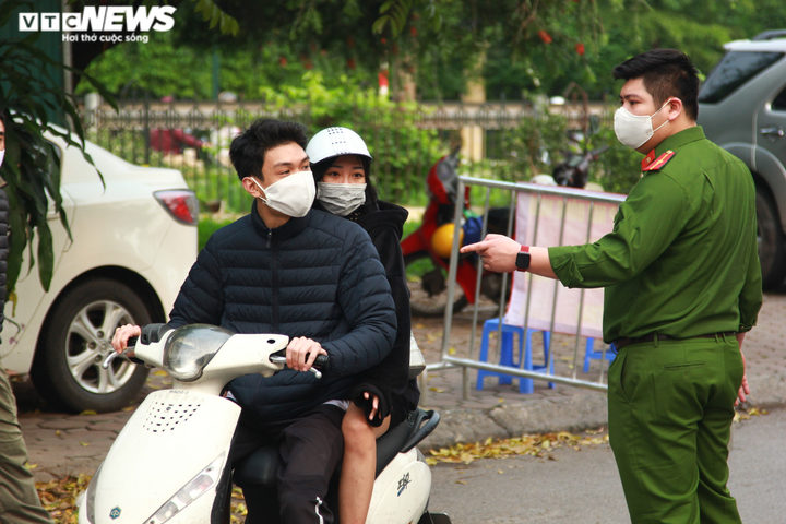 Cán bộ phường bắc loa kêu gọi dân Thủ đô không tập thể dục, hạn chế ra khỏi nhà - 8