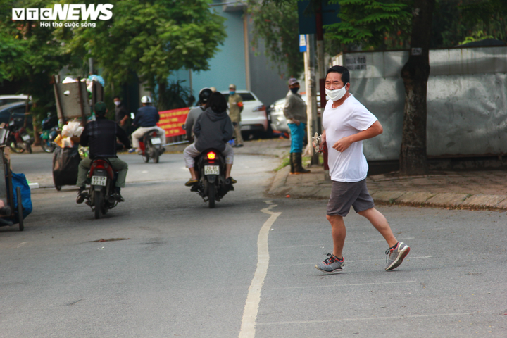Cán bộ phường bắc loa kêu gọi dân Thủ đô không tập thể dục, hạn chế ra khỏi nhà - 11