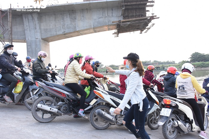 Hải Dương: Bến phà Tuần Mây hết cảnh trăm người chen chân giữa đại dịch Covid-19 - 2