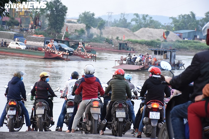 Hải Dương: Bến phà Tuần Mây hết cảnh trăm người chen chân giữa đại dịch Covid-19 - 13