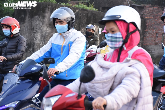 Hải Dương: Bến phà Tuần Mây hết cảnh trăm người chen chân giữa đại dịch Covid-19 - 11