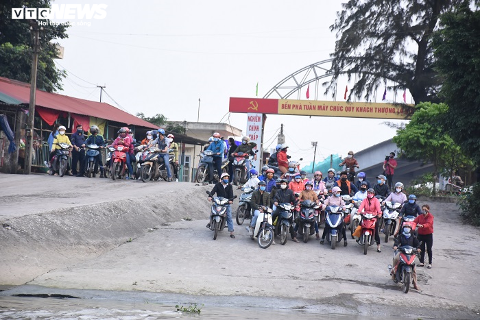 Hải Dương: Bến phà Tuần Mây hết cảnh trăm người chen chân giữa đại dịch Covid-19 - 6