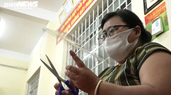 Ảnh: Cán bộ phường thức đêm làm hàng nghìn mũ bảo hộ phòng Covid-19 - 2