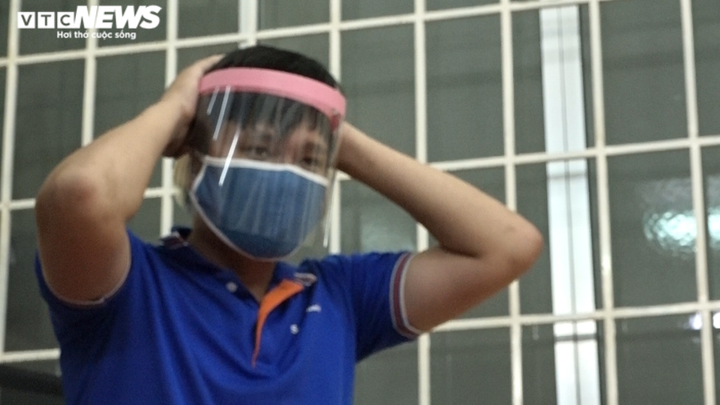 Ảnh: Cán bộ phường thức đêm làm hàng nghìn mũ bảo hộ phòng Covid-19 - 9