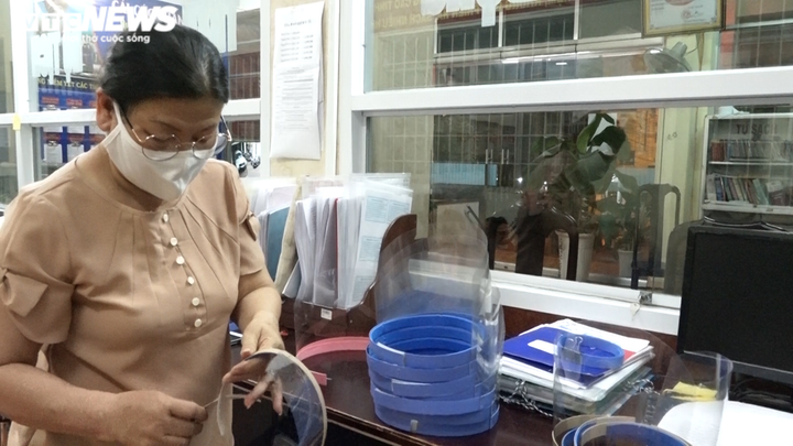 Ảnh: Cán bộ phường thức đêm làm hàng nghìn mũ bảo hộ phòng Covid-19 - 8