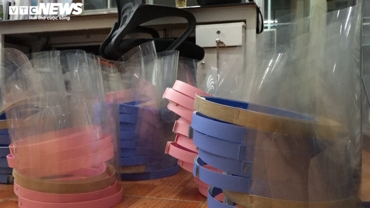 Ảnh: Cán bộ phường thức đêm làm hàng nghìn mũ bảo hộ phòng Covid-19 - 10