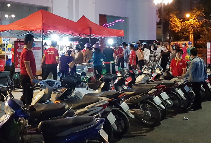 Sóc Trăng: Bày hàng bán trên vỉa hè, siêu thị VinMart gây tập trung đông người - 1