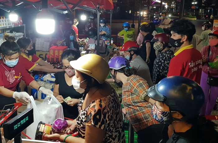 Sóc Trăng: Bày hàng bán trên vỉa hè, siêu thị VinMart gây tập trung đông người - 2