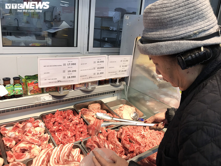 Giá thịt lợn ở chợ giảm 'nhỏ giọt', siêu thị vẫn cao ngất - 2