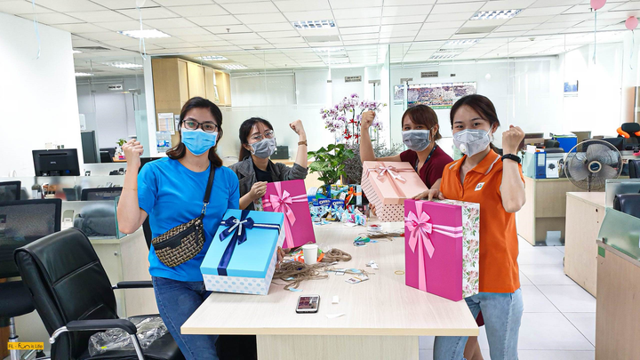 Dân công sở gói quà, sáng tác nhạc tặng y bác sĩ tuyến đầu chống dịch - 3