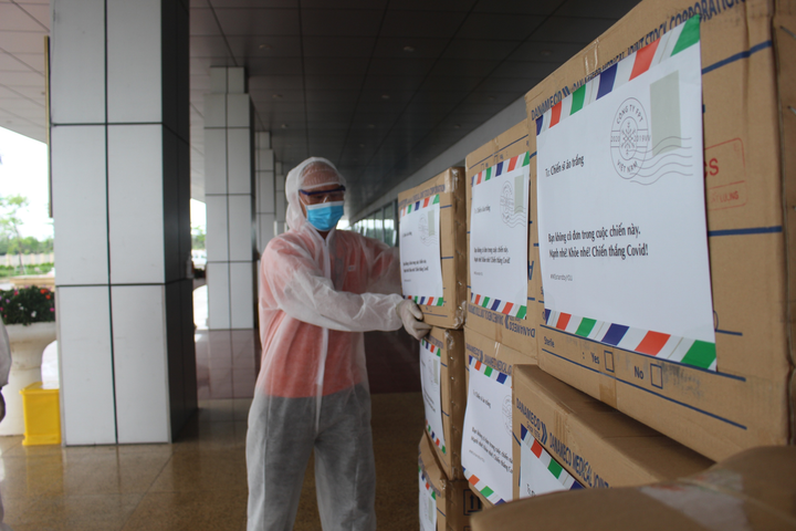 Dân công sở gói quà, sáng tác nhạc tặng y bác sĩ tuyến đầu chống dịch - 7