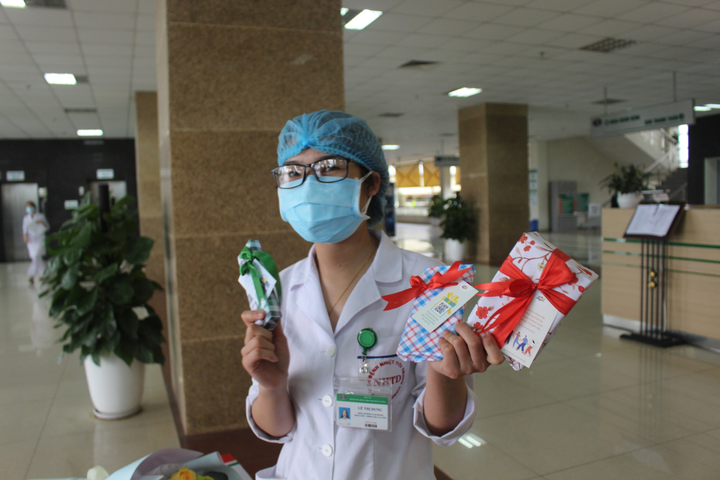 Dân công sở gói quà, sáng tác nhạc tặng y bác sĩ tuyến đầu chống dịch - 8