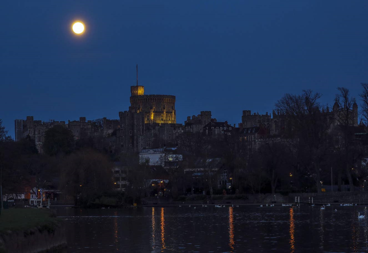 Hình ảnh 'siêu trăng hồng' tuyệt đẹp xuất hiện khắp nơi trên thế giới - 1