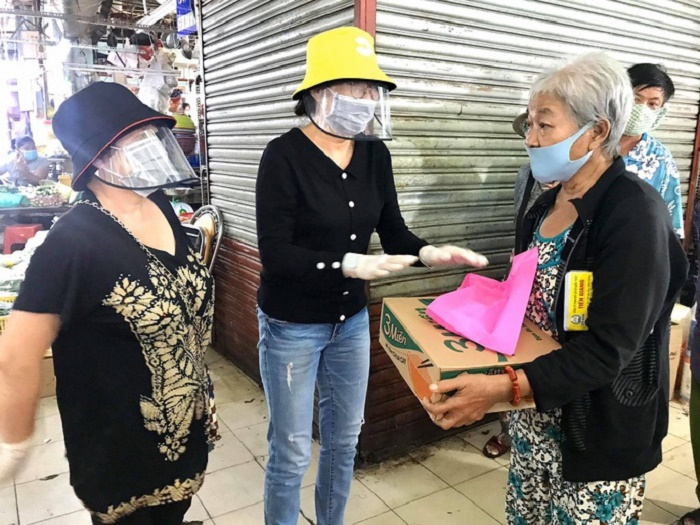 Diễn viên hài Phi Phụng bán sữa chua mưu sinh ở tuổi 56 - 3