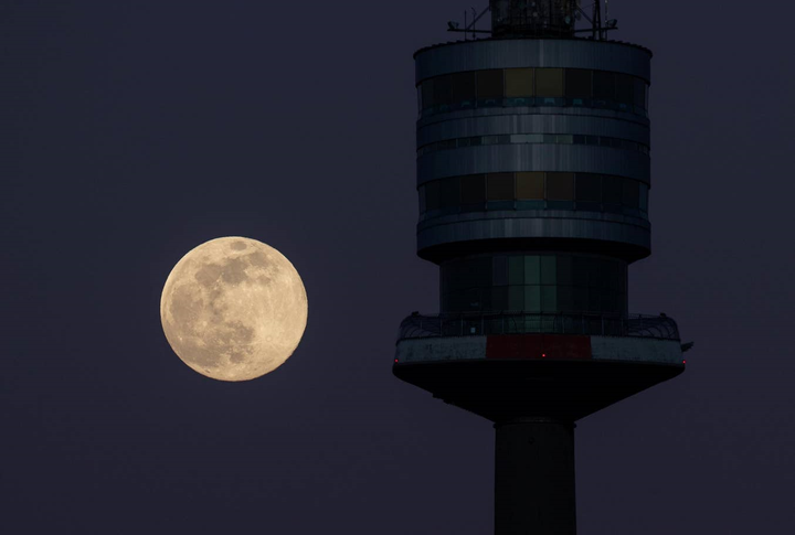 Hình ảnh 'siêu trăng hồng' tuyệt đẹp xuất hiện khắp nơi trên thế giới - 4