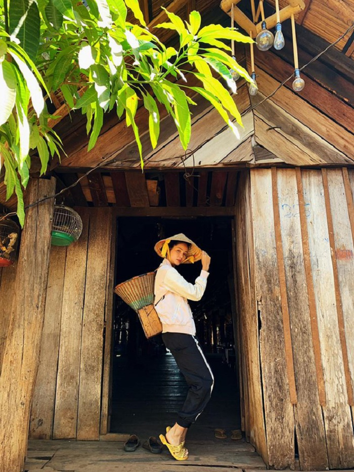 Đăng video giới thiệu một ngày ở quê, H'Hen Niê để lộ mẹ đội khăn 8 triệu đồng - 2