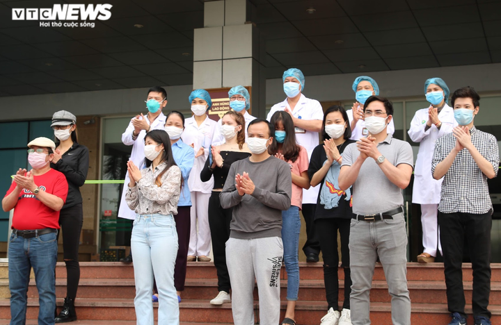 Bác sĩ điều trị bệnh nhân COVID-19: Hơn một tháng chưa về nhà, nhớ con da diết - 2