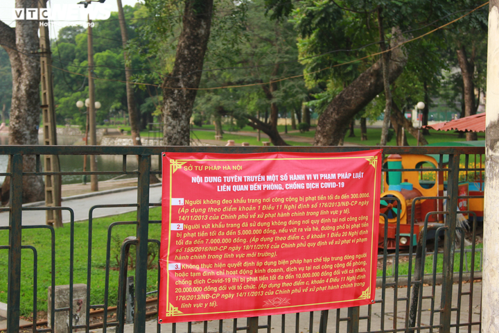 Công viên đóng cửa, người Hà Nội tràn ra vỉa hè tập thể dục giữa đại dịch - 1