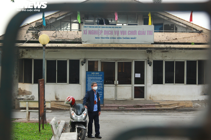 Công viên đóng cửa, người Hà Nội tràn ra vỉa hè tập thể dục giữa đại dịch - 2