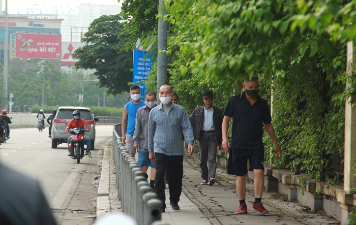 Công viên đóng cửa, người Hà Nội tràn ra vỉa hè tập thể dục giữa đại dịch - 3