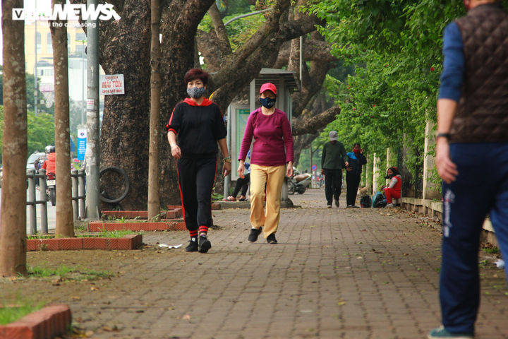 Công viên đóng cửa, người Hà Nội tràn ra vỉa hè tập thể dục giữa đại dịch - 4