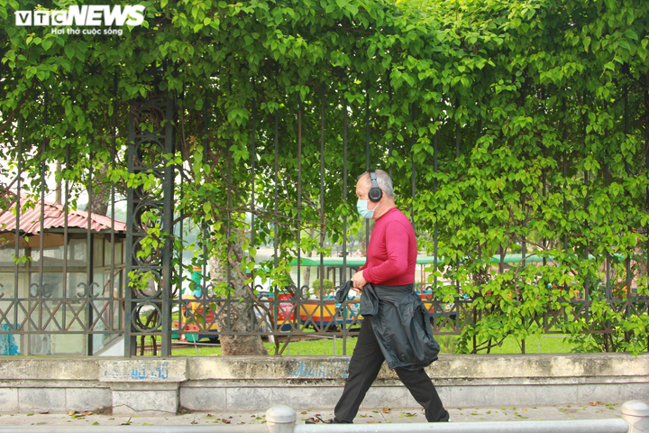 Công viên đóng cửa, người Hà Nội tràn ra vỉa hè tập thể dục giữa đại dịch - 5
