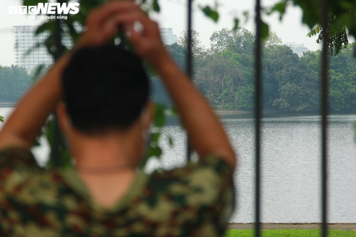 Công viên đóng cửa, người Hà Nội tràn ra vỉa hè tập thể dục giữa đại dịch - 8