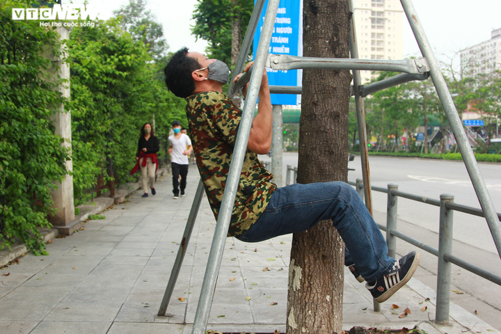 Công viên đóng cửa, người Hà Nội tràn ra vỉa hè tập thể dục giữa đại dịch - 11