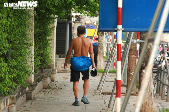 Công viên đóng cửa, người Hà Nội tràn ra vỉa hè tập thể dục giữa đại dịch - 13