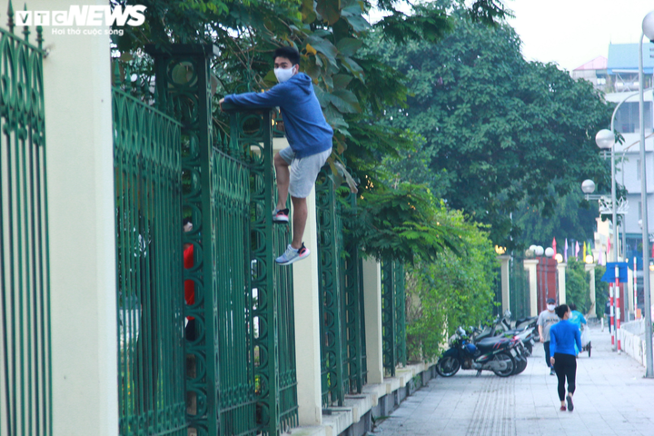 Công viên đóng cửa, người Hà Nội tràn ra vỉa hè tập thể dục giữa đại dịch - 14