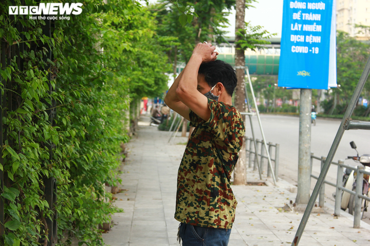 Công viên đóng cửa, người Hà Nội tràn ra vỉa hè tập thể dục giữa đại dịch - 9