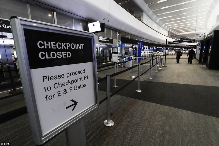 Covid-19: Bến bãi hoang vắng, hàng nghìn máy bay xếp hàng 'đắp chiếu' - 9