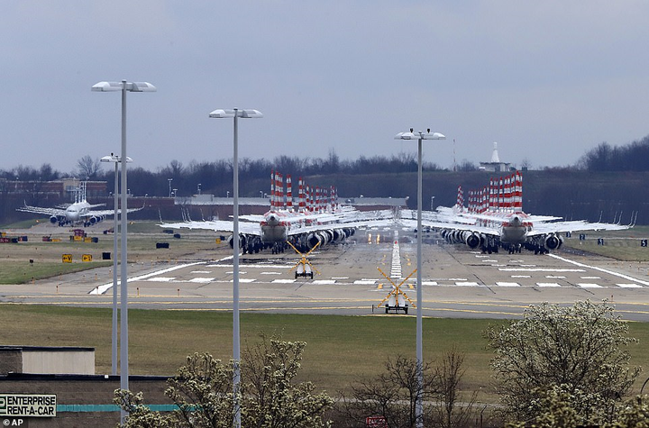 Covid-19: Bến bãi hoang vắng, hàng nghìn máy bay xếp hàng 'đắp chiếu' - 7