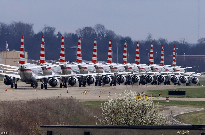 Covid-19: Bến bãi hoang vắng, hàng nghìn máy bay xếp hàng 'đắp chiếu' - 8