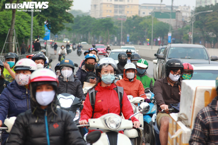 Cách ly xã hội vì COVID-19, đường phố Hà Nội vẫn đông nghẹt giờ cao điểm - 4