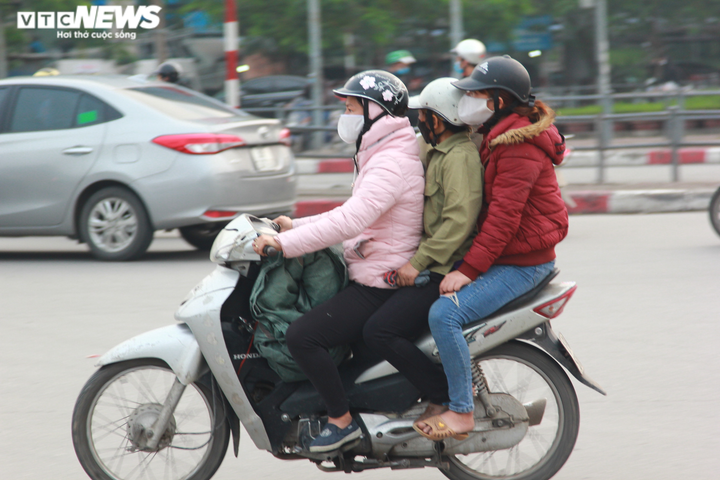 Cách ly xã hội vì COVID-19, đường phố Hà Nội vẫn đông nghẹt giờ cao điểm - 7