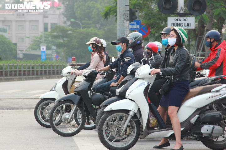 Cách ly xã hội vì COVID-19, đường phố Hà Nội vẫn đông nghẹt giờ cao điểm - 6