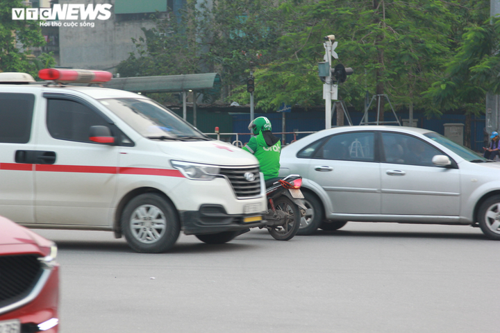 Cách ly xã hội vì COVID-19, đường phố Hà Nội vẫn đông nghẹt giờ cao điểm - 8