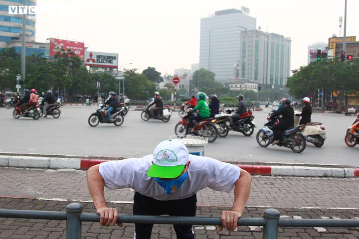 Cách ly xã hội vì COVID-19, đường phố Hà Nội vẫn đông nghẹt giờ cao điểm - 5